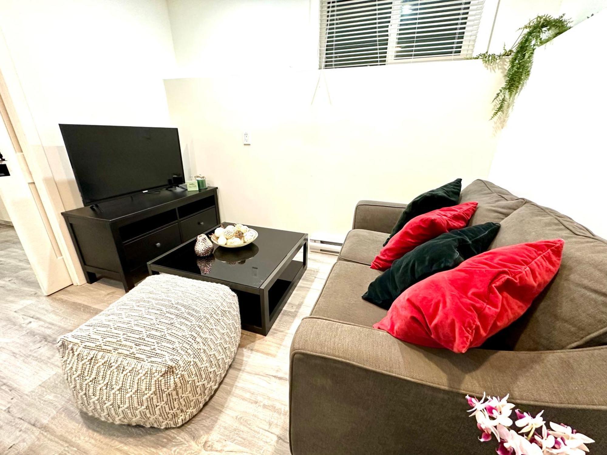 Cozy & Bright Home With Parking Victoria Exterior photo
